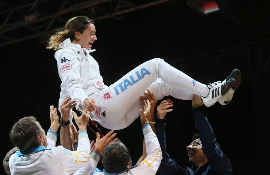  Rossella Fiamingo ha vinto la medaglia d&#39;oro nella spada femminile ai Mondiali di Kazan, in Russia. L&#39;azzurra ha battuto in finale per 15-11 la fortissima tedesca Britta Heidemann. Epa